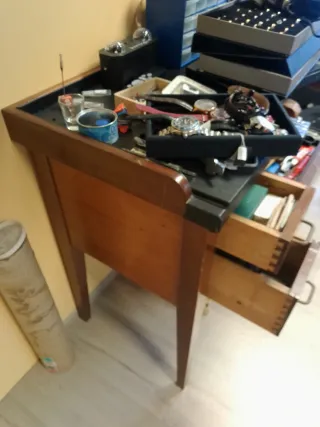 Mesa de joyero de madera