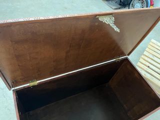 Baúl de madera artesanal con grabados