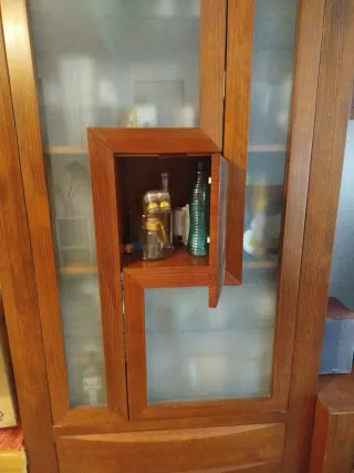 Mueble de cerezo para vajilla