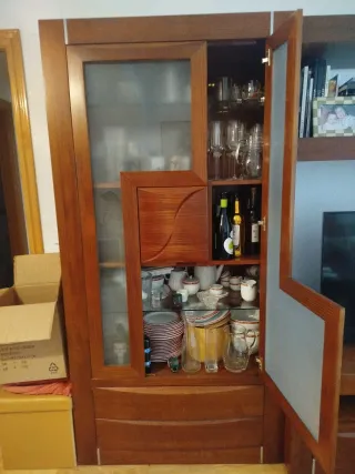 Mueble de cerezo para vajilla