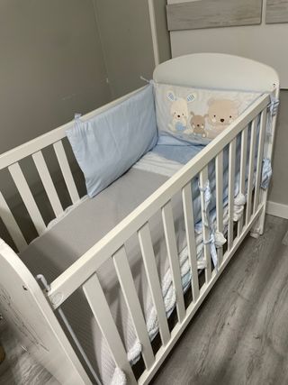 Cuna de bebé blanca con ositos