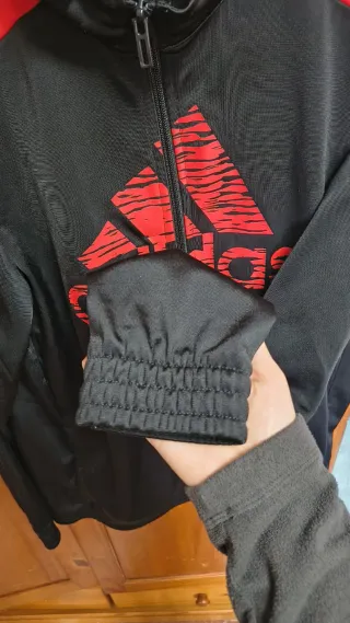 Chaqueta adidas en perfecto estado, talla L