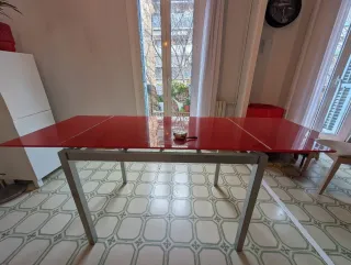 Mesa comedor cristal rojo y patas metal