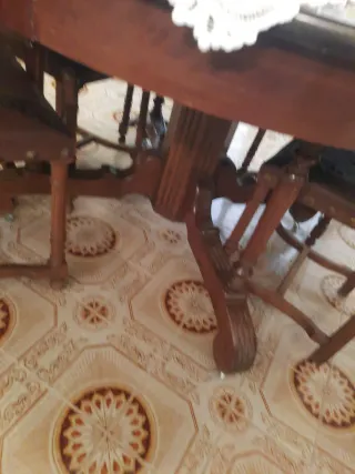 Mesa extensible y 6 sillas antiguas