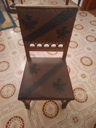 Mesa extensible y 6 sillas antiguas