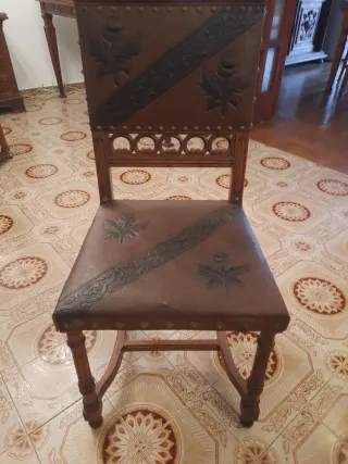 Mesa extensible y 6 sillas antiguas