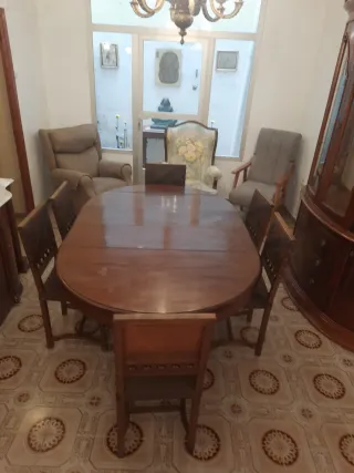 Mesa extensible y 6 sillas antiguas