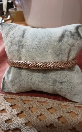 Bracciale rigido effetto oro