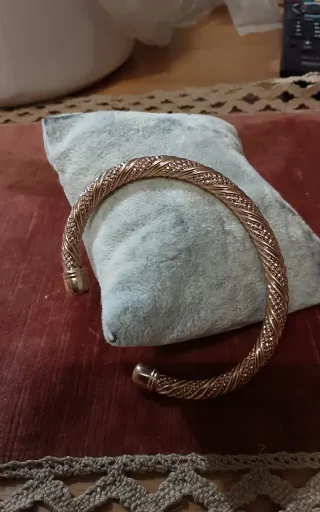 Bracciale rigido effetto oro