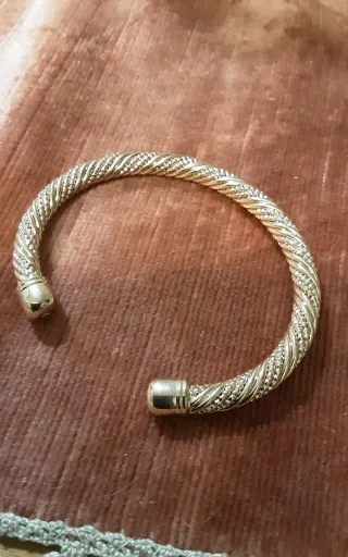 Bracciale rigido effetto oro