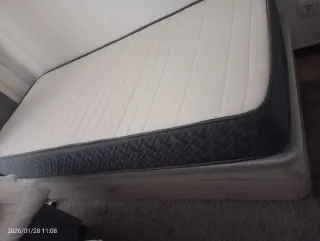 Canapé y colchón gris y blanco