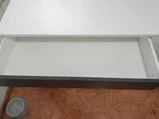 Escritorio blanco y gris.