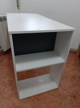 Escritorio blanco y gris.