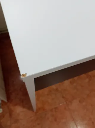 Escritorio blanco y gris.