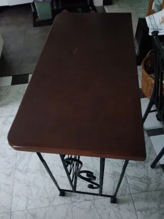 Botellero de metal y madera