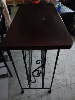 Botellero de metal y madera