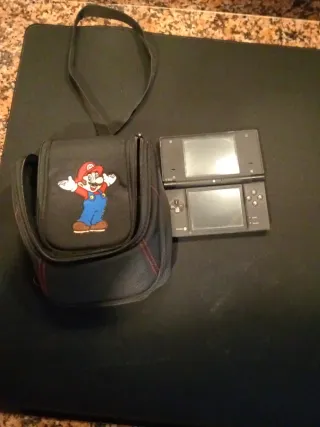 Console Nintendo DSi nera, custodia Mario per piedi