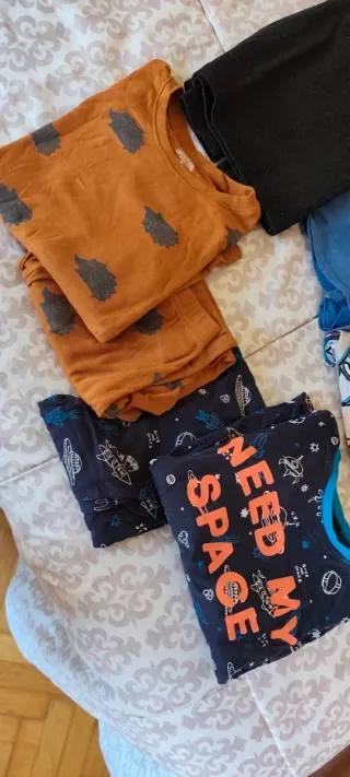 Lote 5 Ropa Infantil: 3 Camisetas y 2 Pijamas