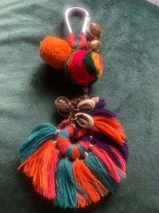 Colgante de borlas multicolor con conchas