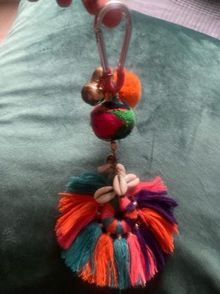 Colgante de borlas multicolor con conchas