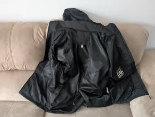 Chaqueta Negra con Capucha