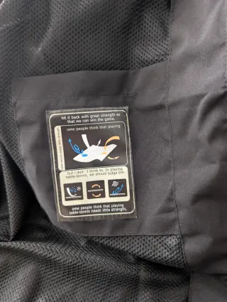 Chaqueta Negra con Capucha