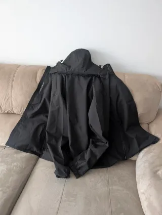 Chaqueta Negra con Capucha