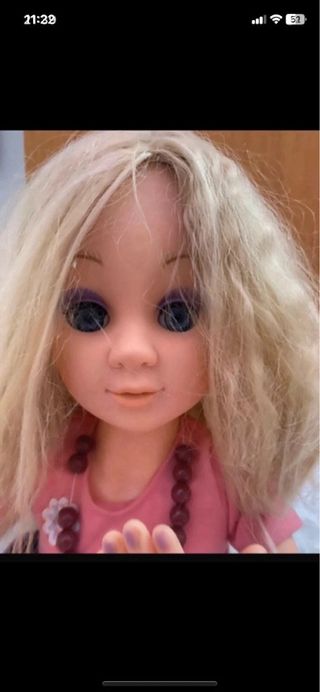 Bambola bionda con vestito rosa