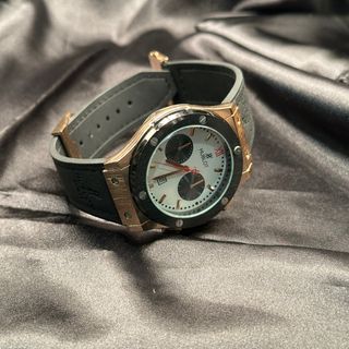 Reloj H Negro y Dorado