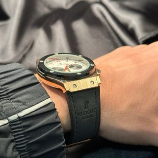 Reloj H Negro y Dorado