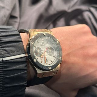 Reloj H Negro y Dorado