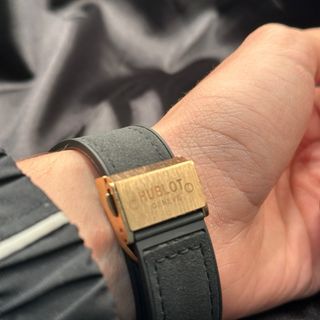 Reloj H Negro y Dorado