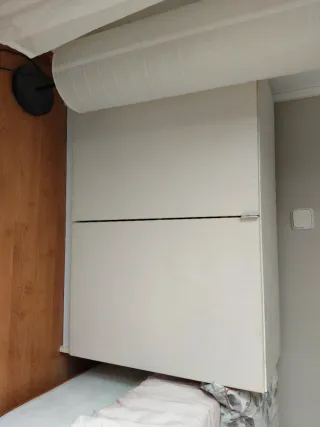 Mueble aparador beige y blanco