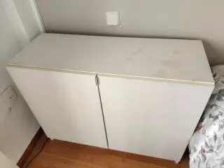 Mueble aparador beige y blanco