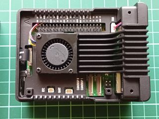 Raspberry Pi 5 con carcasa Neo