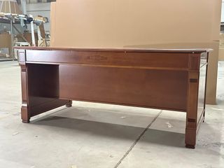 Mesa de despacho de madera