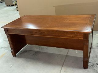 Mesa de despacho de madera
