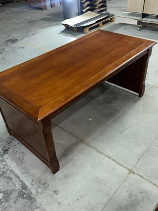 Mesa de despacho de madera