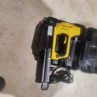 Clavadora eléctrica Stanley 6-TRE650