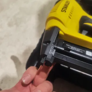 Clavadora eléctrica Stanley 6-TRE650