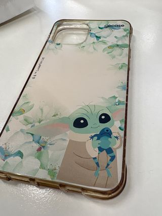 Funda iPhone 15 Gocase Baby Yoda Flores