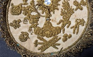 Antigua hijuela, palia o tapa para cáliz, bordado