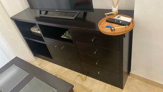 Mueble TV madera oscuro con cristal