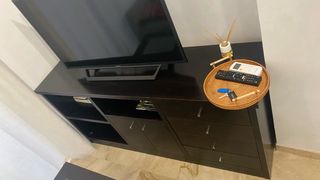Mueble TV madera oscuro con cristal