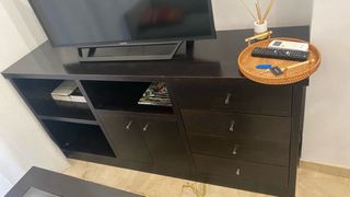 Mueble TV madera oscuro con cristal