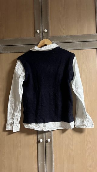 Jersey negro con camisa blanca