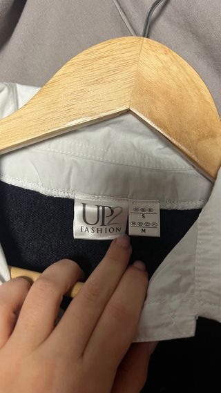 Jersey negro con camisa blanca