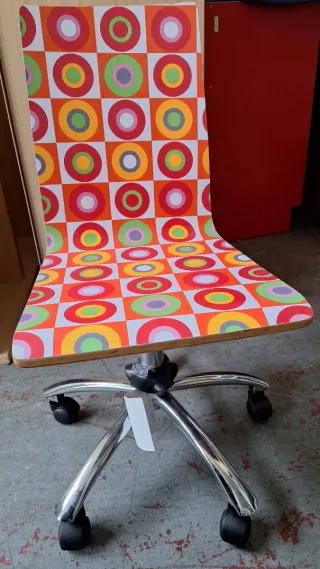 Silla de diseño con círculos multicolor