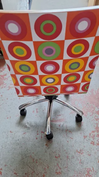Silla de diseño con círculos multicolor