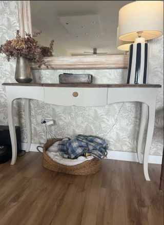 Recibidor madera restaurado con mucho encanto